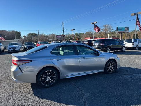 Used 2018 Toyota Camry SE image 6