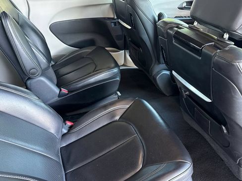 Used 2022 Chrysler Pacifica Touring-L w/ Uconnect Theater Family Group FWD image 24