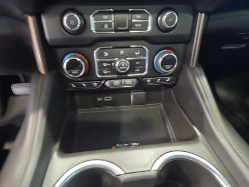 Used 2021 Chevrolet Suburban High Country AWD/4WD image 23