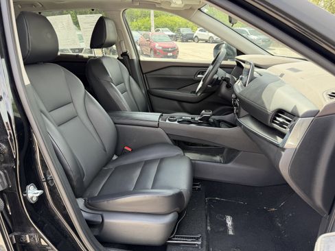 Used 2023 Nissan Rogue SV w/ SV Premium B Package image 11