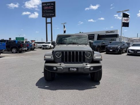 Used 2022 Jeep Gladiator Overland AWD/4WD image 2