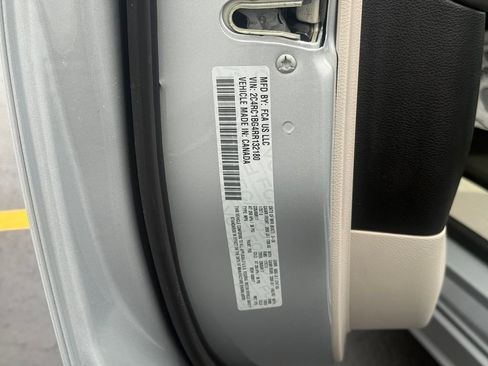 Used 2024 Chrysler Pacifica Touring-L image 29