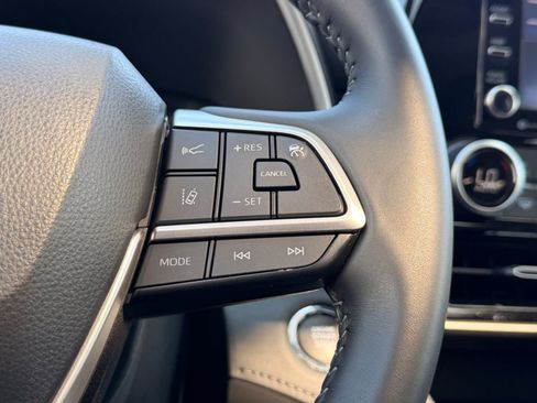 Used 2022 Toyota Highlander XLE image 23