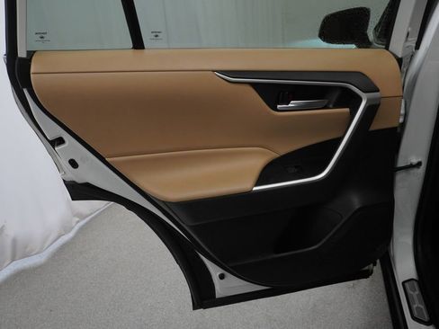 Used 2022 Toyota RAV4 XLE Premium image 44