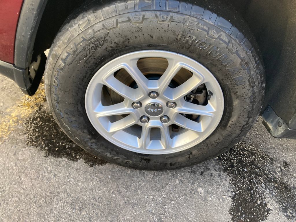 Used 2020 Jeep Grand Cherokee Laredo AWD/4WD image 34