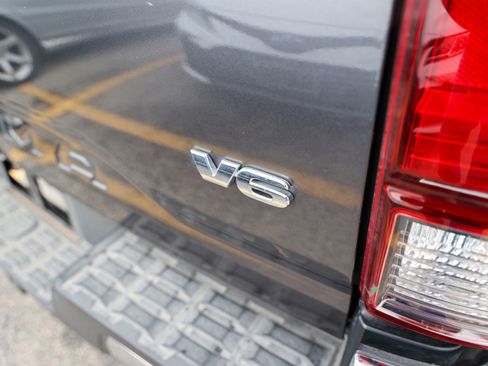 Used 2018 Toyota Tacoma SR5 RWD image 13