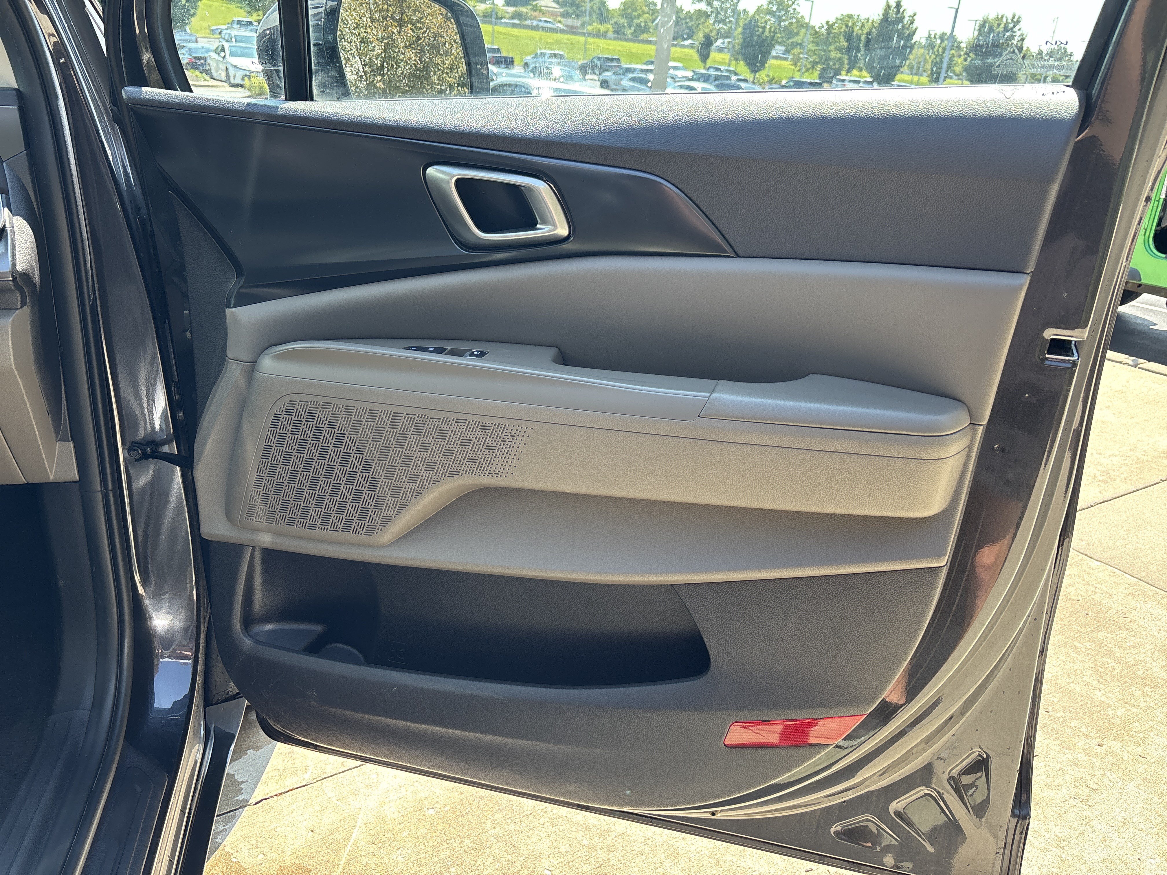 Used 2025 Kia Carnival FWD image 29