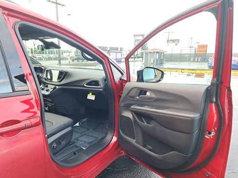 New 2026 Chrysler Pacifica Select image 16