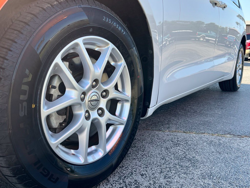 Used 2022 Chrysler Pacifica Touring-L w/ Uconnect Theater Family Group FWD image 14