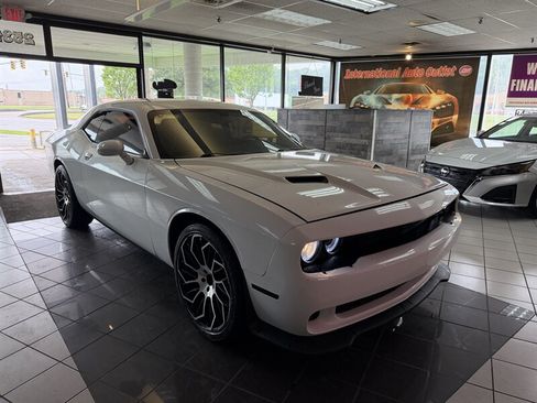 Used 2016 Dodge Challenger SXT RWD image 4