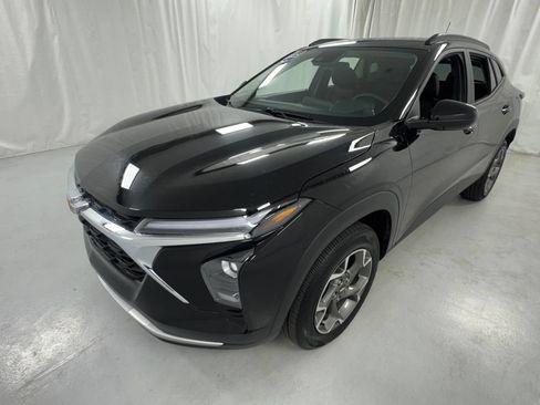 Used 2025 Chevrolet Trax LT w/ LT Convenience Package FWD image 7