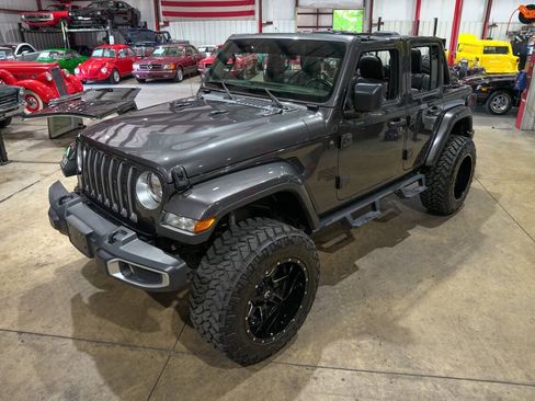 Used 2019 Jeep Wrangler Unlimited Sahara w/ Uconnect 4C Nav & Sound Group AWD/4WD image 15