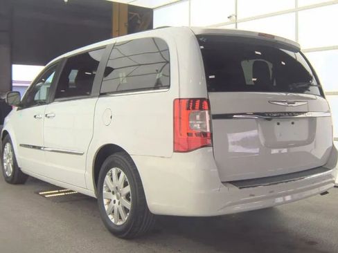Used 2016 Chrysler Town & Country Touring w/ Driver Convenience Group FWD image 6