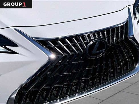 Used 2025 Lexus ES 300h w/ Premium Package FWD image 29