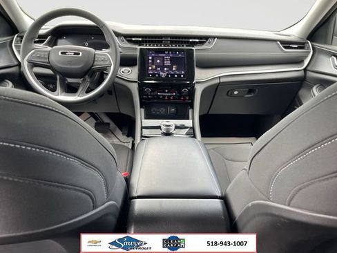 Used 2023 Jeep Grand Cherokee Laredo AWD/4WD image 15