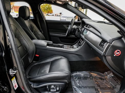Used 2017 Jaguar XF S image 32