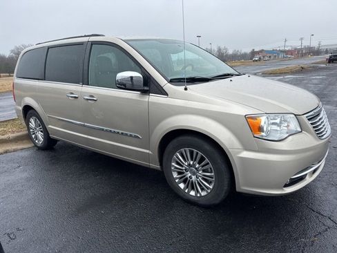 Used 2013 Chrysler Town & Country Touring-L w/ Driver Convenience Group image 2