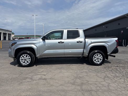 Used 2025 Toyota Tacoma SR w/ SR Upgrade Package AWD/4WD image 4