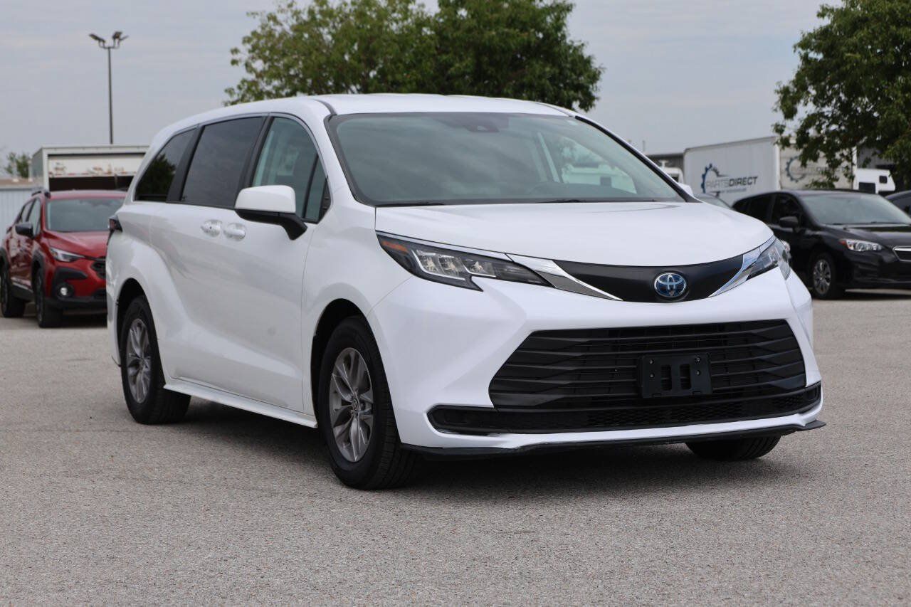 Used 2022 Toyota Sienna LE FWD image 4