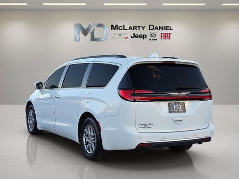 Used 2022 Chrysler Pacifica Touring image 4