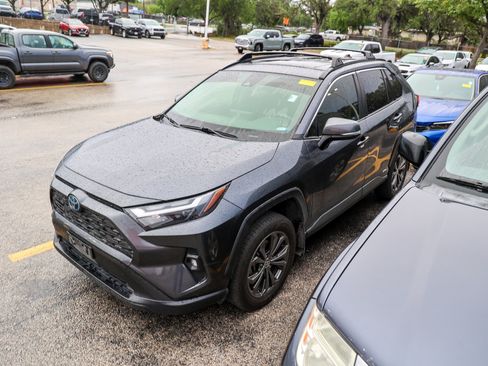 Used 2022 Toyota RAV4 XLE Premium AWD/4WD image 3
