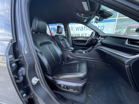 Used 2025 Jeep Grand Cherokee Limited AWD/4WD image 28