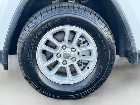 Used 2020 Jeep Grand Cherokee Laredo image 29