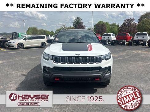 Used 2023 Jeep Compass Trailhawk w/ Trailhawk Convenience Group AWD/4WD image 3