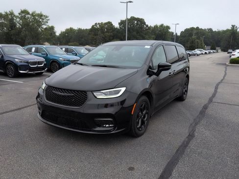 Used 2023 Chrysler Pacifica Touring-L w/ S Appearance Package FWD image 2