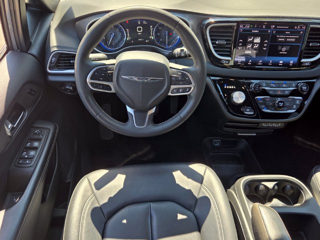 Used 2025 Chrysler Pacifica Select FWD image 11