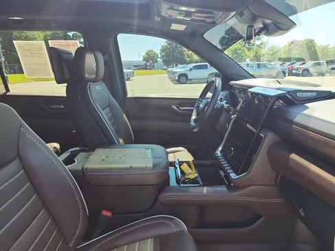 Certified 2025 GMC Yukon XL Denali Ultimate AWD/4WD image 8