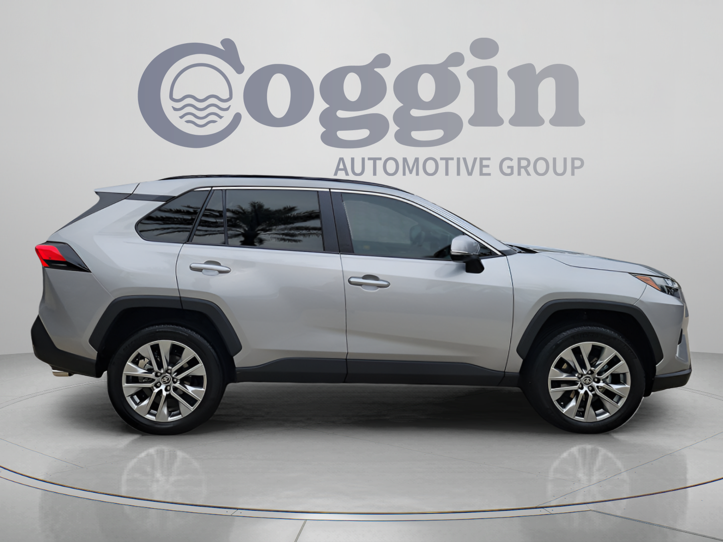 Used 2022 Toyota RAV4 XLE Premium FWD image 5