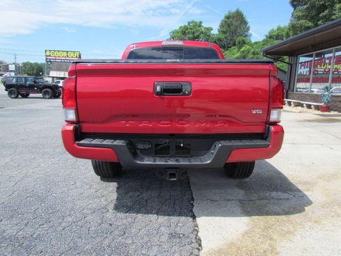 Used 2017 Toyota Tacoma TRD Sport w/ Tow Package (A/T) AWD/4WD image 4
