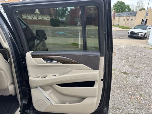 Used 2018 Cadillac Escalade ESV Luxury AWD/4WD image 13