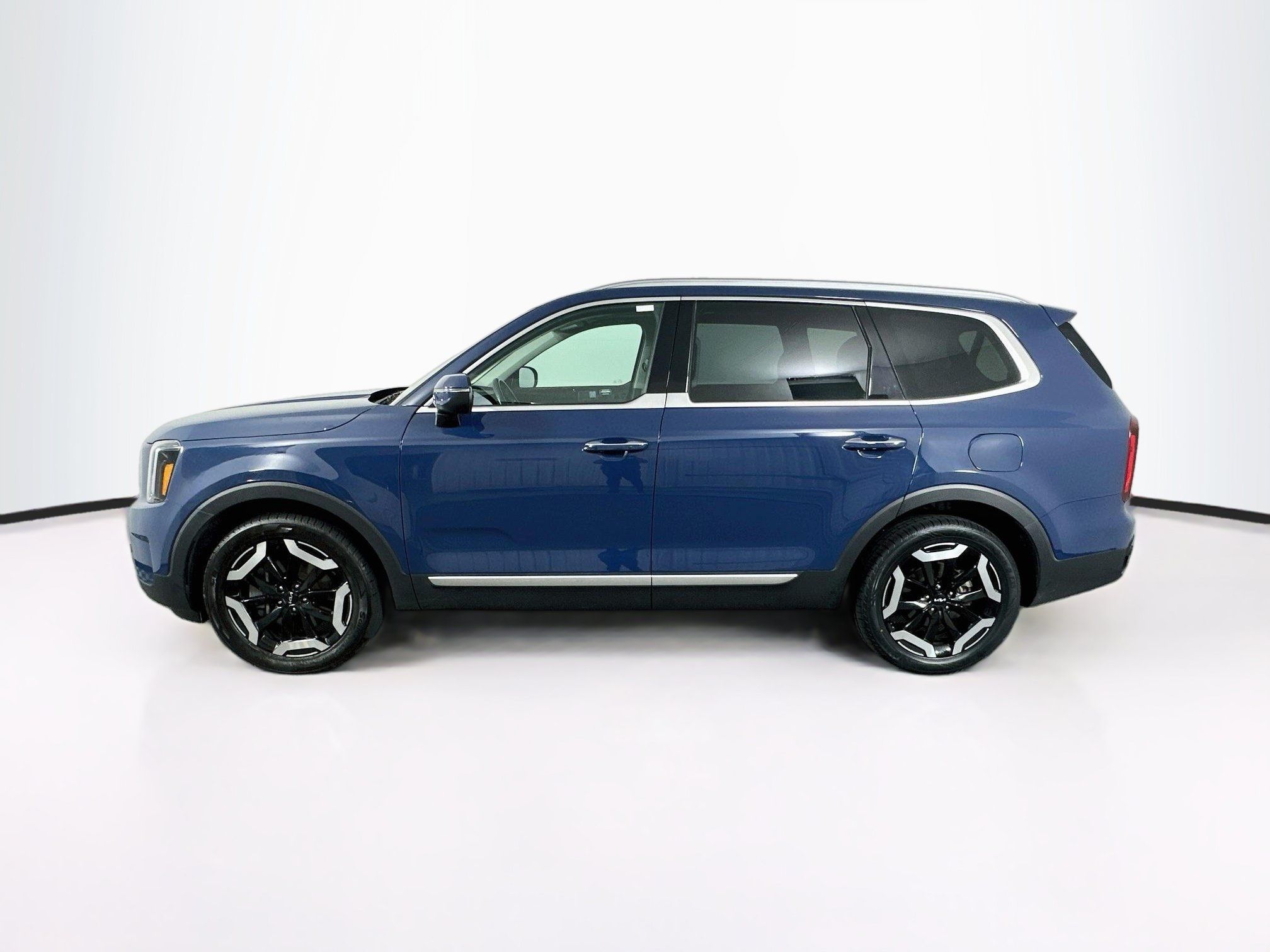 Used 2025 Kia Telluride S FWD image 4