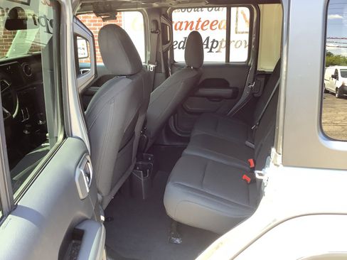 Used 2018 Jeep Wrangler Unlimited Sahara image 7