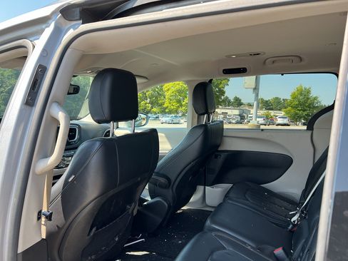 Used 2017 Chrysler Pacifica Touring-L FWD image 10