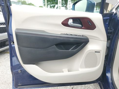 Used 2019 Chrysler Pacifica Limited w/ Tire & Wheel Group FWD image 18