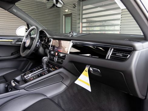 Certified 2025 Porsche Macan image 34