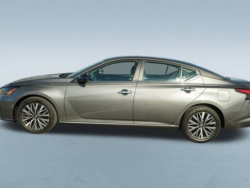 Used 2024 Nissan Altima 2.5 SV image 4