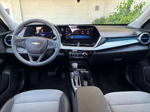 Used 2025 Chevrolet Trax LT FWD image 32