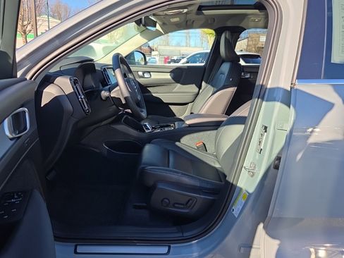 Used 2025 Volvo XC40 B5 Plus w/ Climate Package image 4