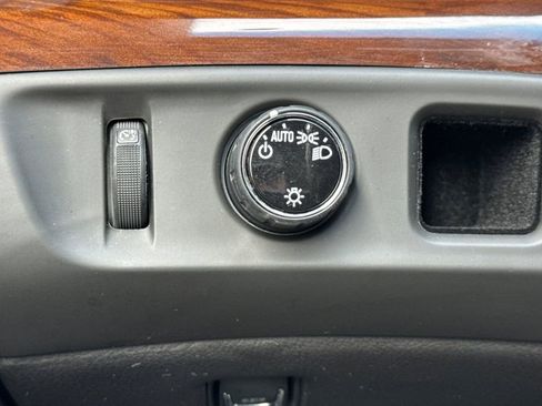 Used 2019 Cadillac Escalade Premium Luxury RWD image 35