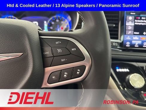 Used 2023 Chrysler Pacifica Limited FWD image 32