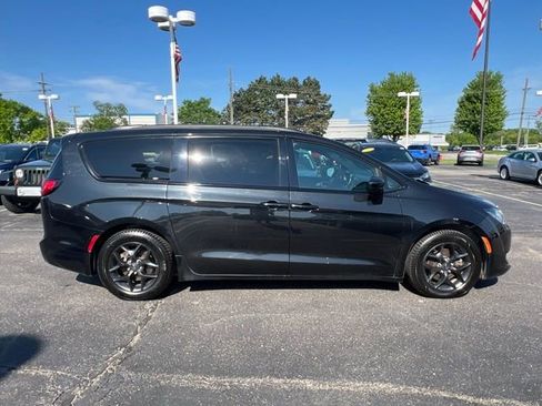 Used 2018 Chrysler Pacifica Touring-L Plus w/ S Appearance Package FWD image 6