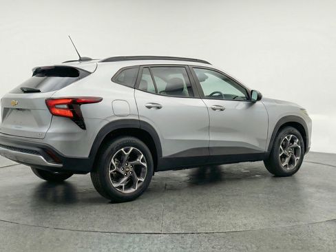 Used 2025 Chevrolet Trax LT w/ LT Convenience Package image 9