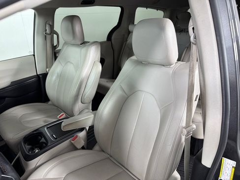 Used 2017 Chrysler Pacifica Touring-L Plus image 12