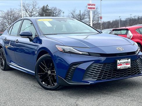 Used 2025 Toyota Camry SE image 2