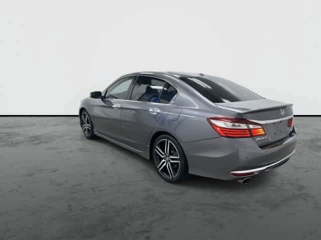 Used 2017 Honda Accord Touring image 2