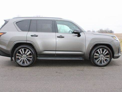 Used 2023 Lexus LX 600 4WD w/ Luxury Package image 8
